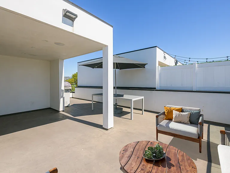 745 N Gramercy Pl — Photo 25