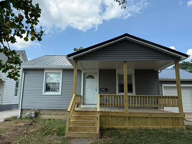 1104 Marshall Ave — Photo 2