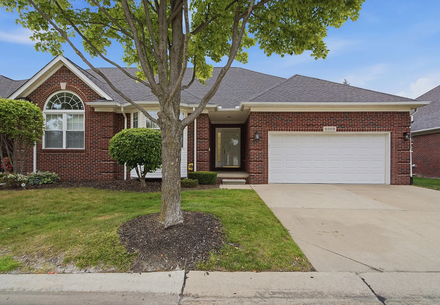 3 bed, 2976 sqft, $2,800 — Photo 1