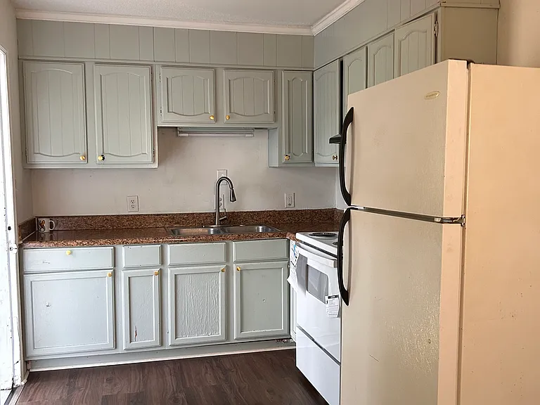 2100 W Florida St — Photo 2
