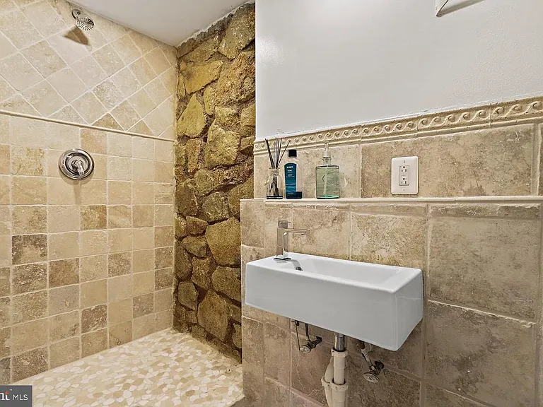 2347 S Arlington Ridge Rd — Photo 28