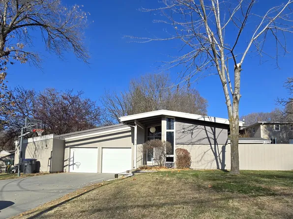 209 Skyline Dr, Council Bluffs, IA 51503