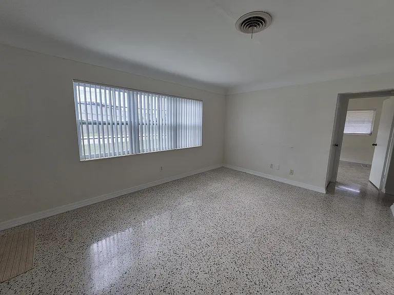 1013 Meadowlawn Dr N — Photo 3