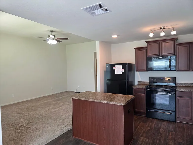 723 Crystal Lakes Dr — Photo 17