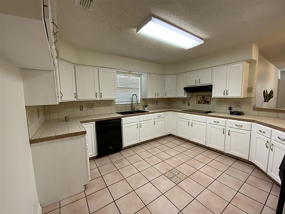 5th image of 402 Saint Thomas Dr