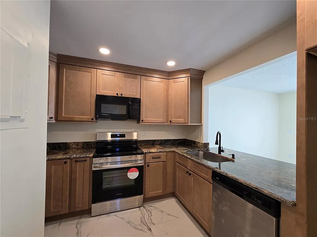 3 bed, 2.5 bath, 1481 sqft, $2,550 — Photo 3