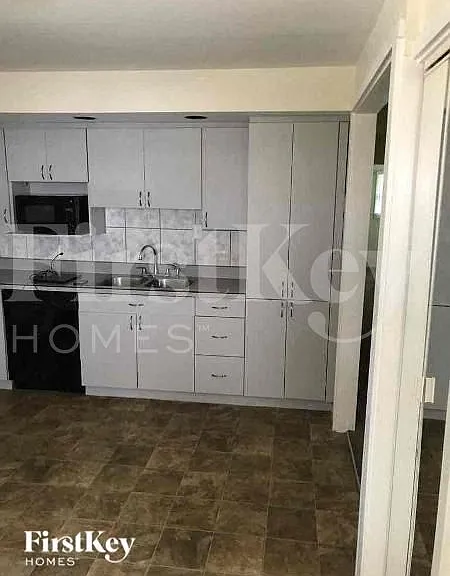 1605 Seminole Ln — Photo 9