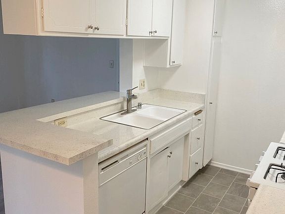 5th image of 3720 Clarington Ave #106
