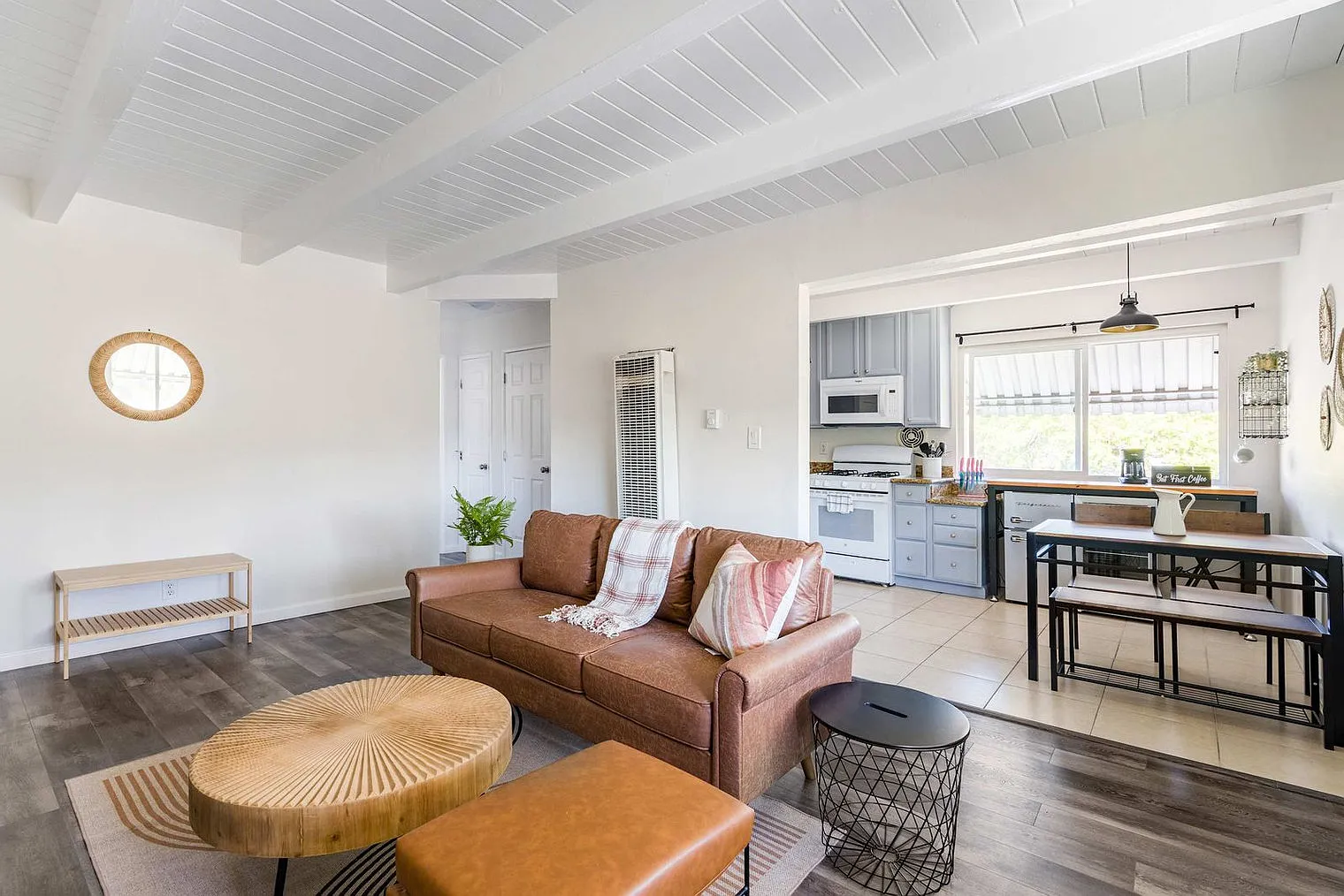 2 bed, 1.0 bath, 990 sqft, $4,306 — Photo 3