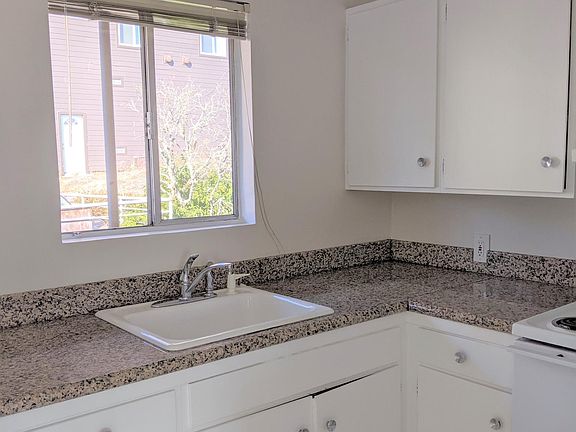 5th image of 350 Glenview Dr APT 12