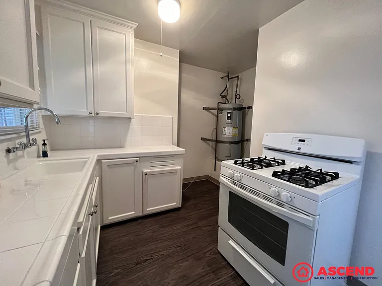 1305 S Chester Ave — Photo 5