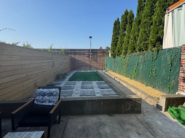 2105a Pacific Street image 1 of 8