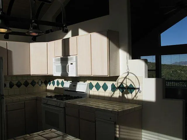 3 bed, 2.5 bath, 2200 sqft, $3,300 — Photo 4