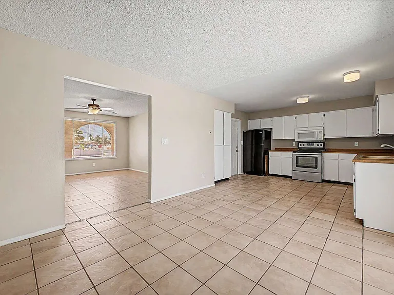 2521 N 49th Ave — Photo 12