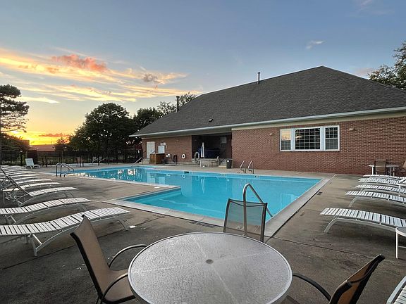 4th image of 2324 Knollwood Ct Unit V2