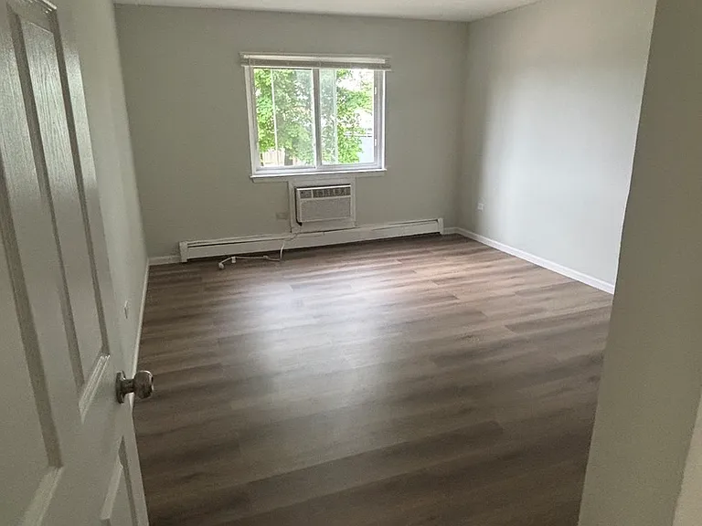 555 Deepwoods Dr #2E — Photo 4