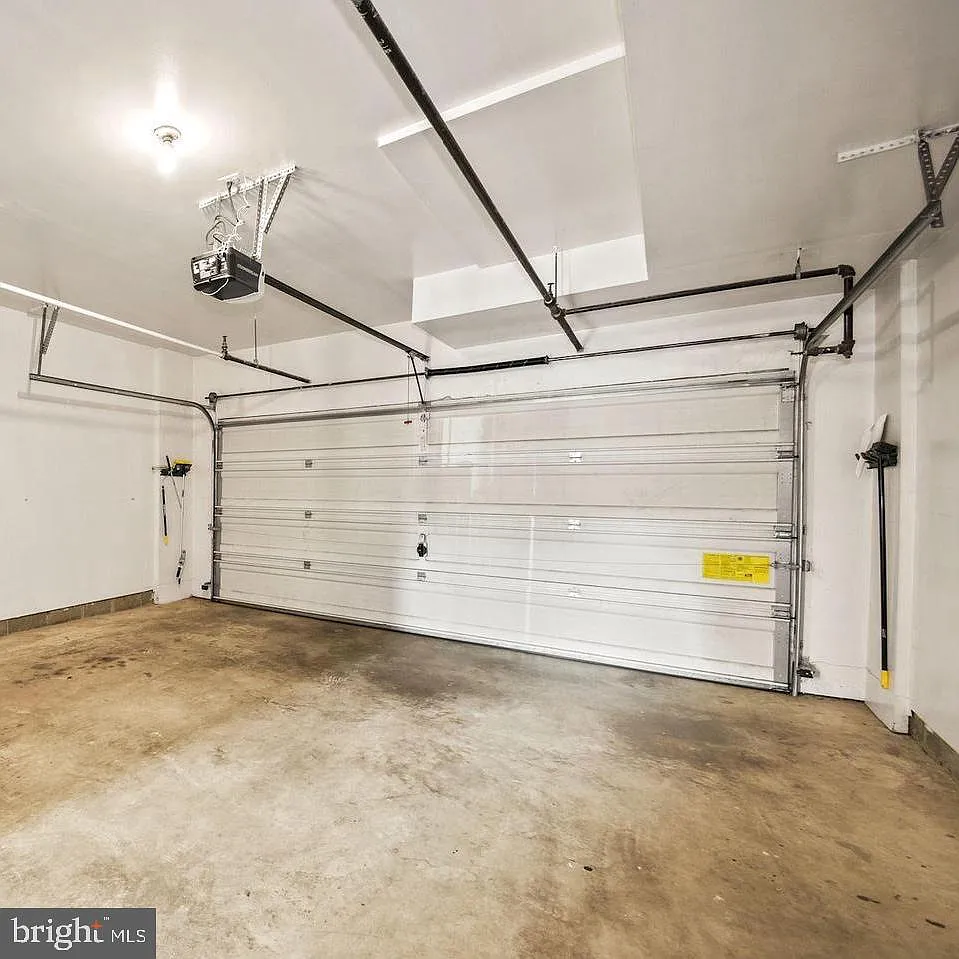 3 bed, 4.0 bath, 1990 sqft, $3,600 — Photo 2
