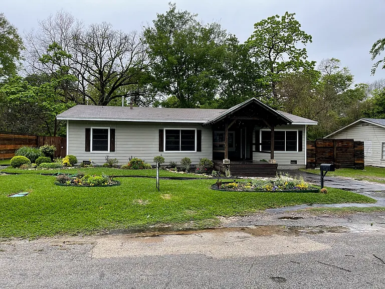 910 Maryland Dr — Photo 1