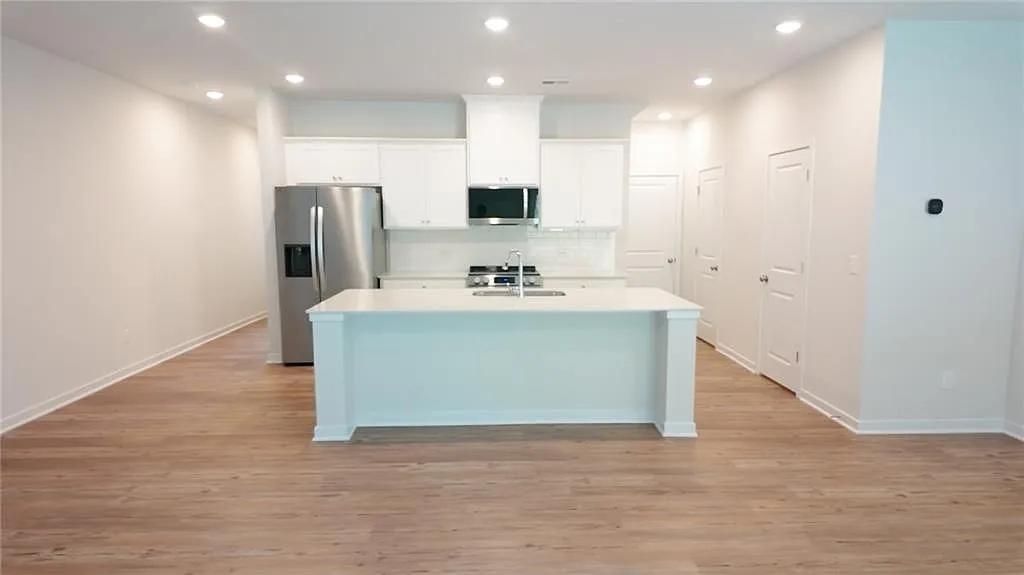 3 bed, 2.5 bath, 1842 sqft, $2,150 — Photo 2