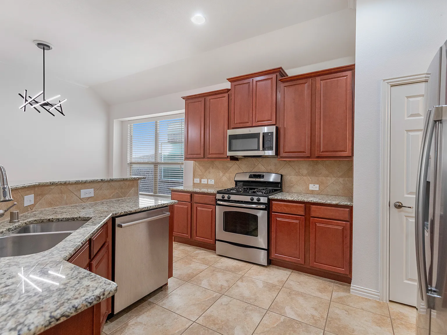3 bed, 1875 sqft, $2,300 — Photo 3