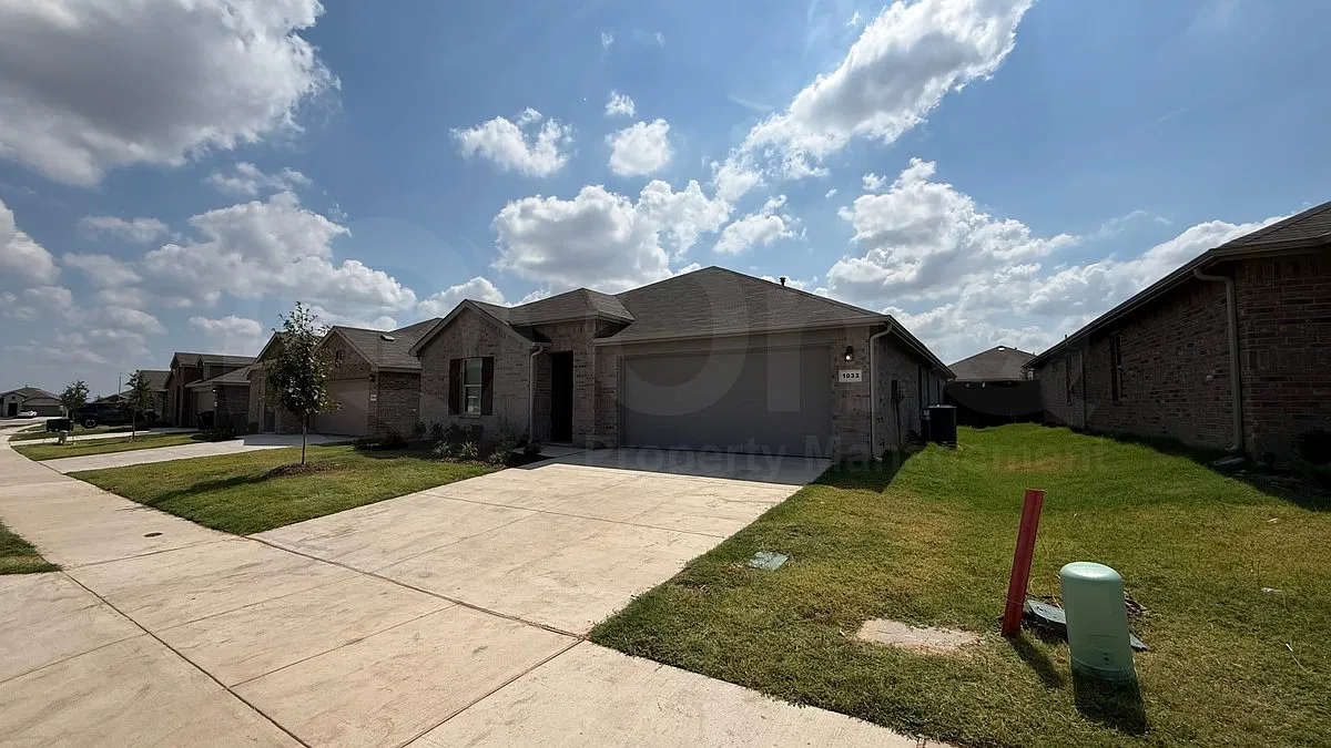 5 bed, 3.0 bath, 2100 sqft, $2,850 — Photo 2