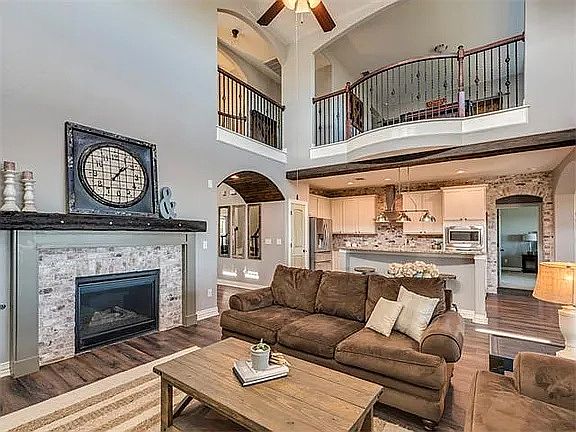 3rd image of 307 Orchard Hill Trl
