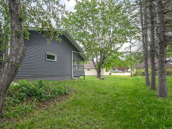 4th image of 619 Aspen Ave S