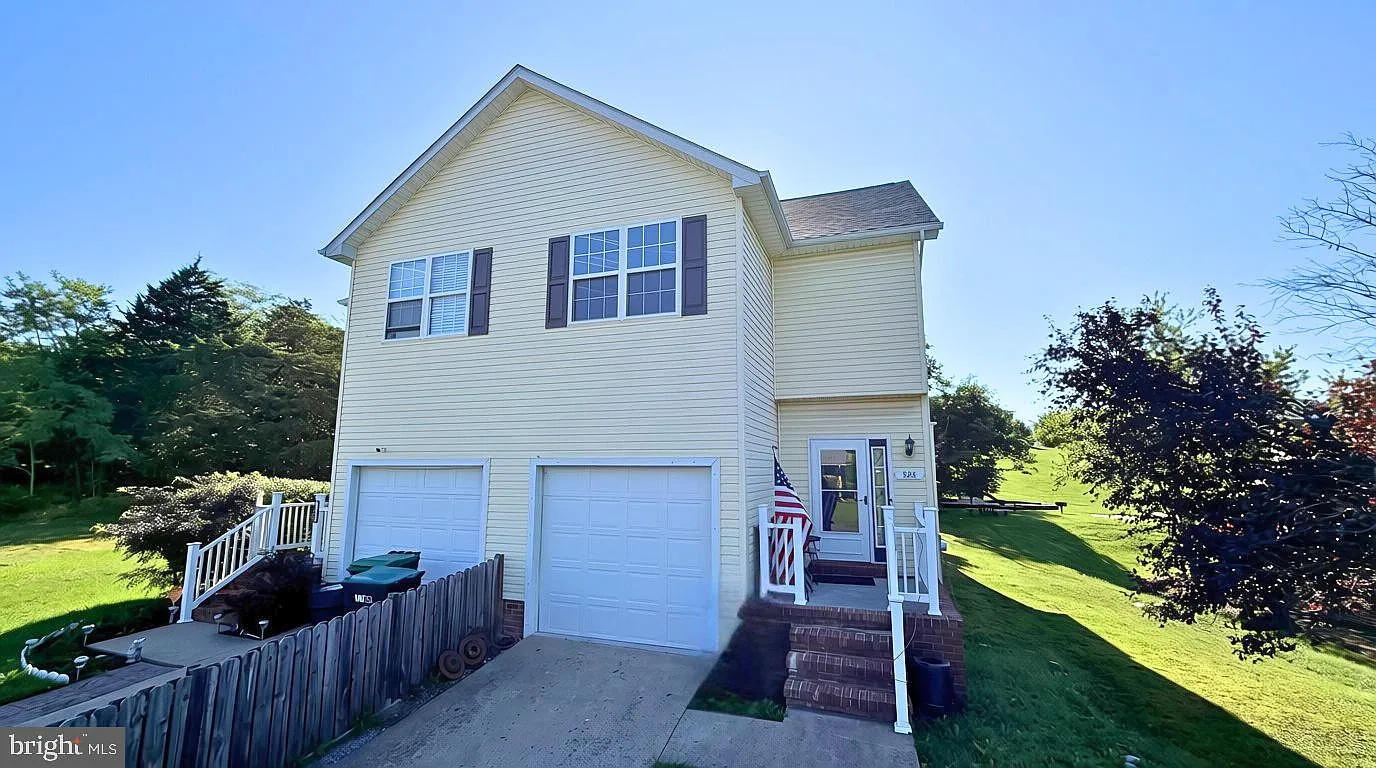 3 bed, 2.5 bath, 1617 sqft, $2,095 — Photo 1