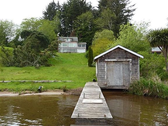 3rd image of 2947 NE Lake Dr