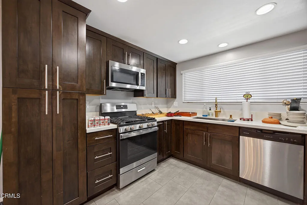 5 bed, 2.0 bath, 1819 sqft, $4,990 — Photo 2