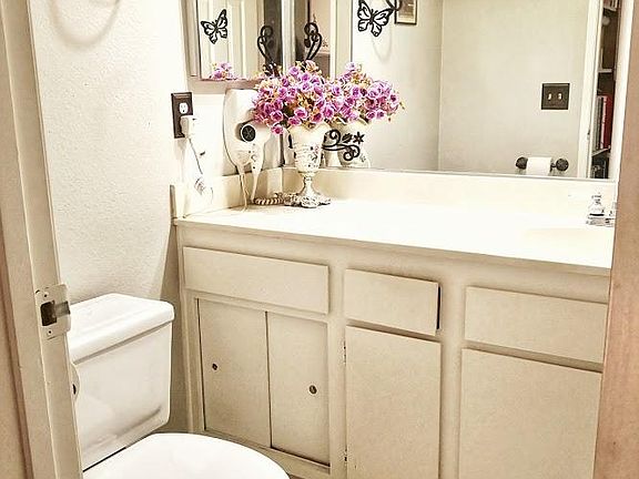 Guest bathroom with shower