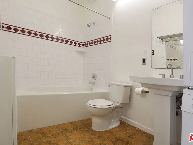 215 W 7th St #307 — Photo 12