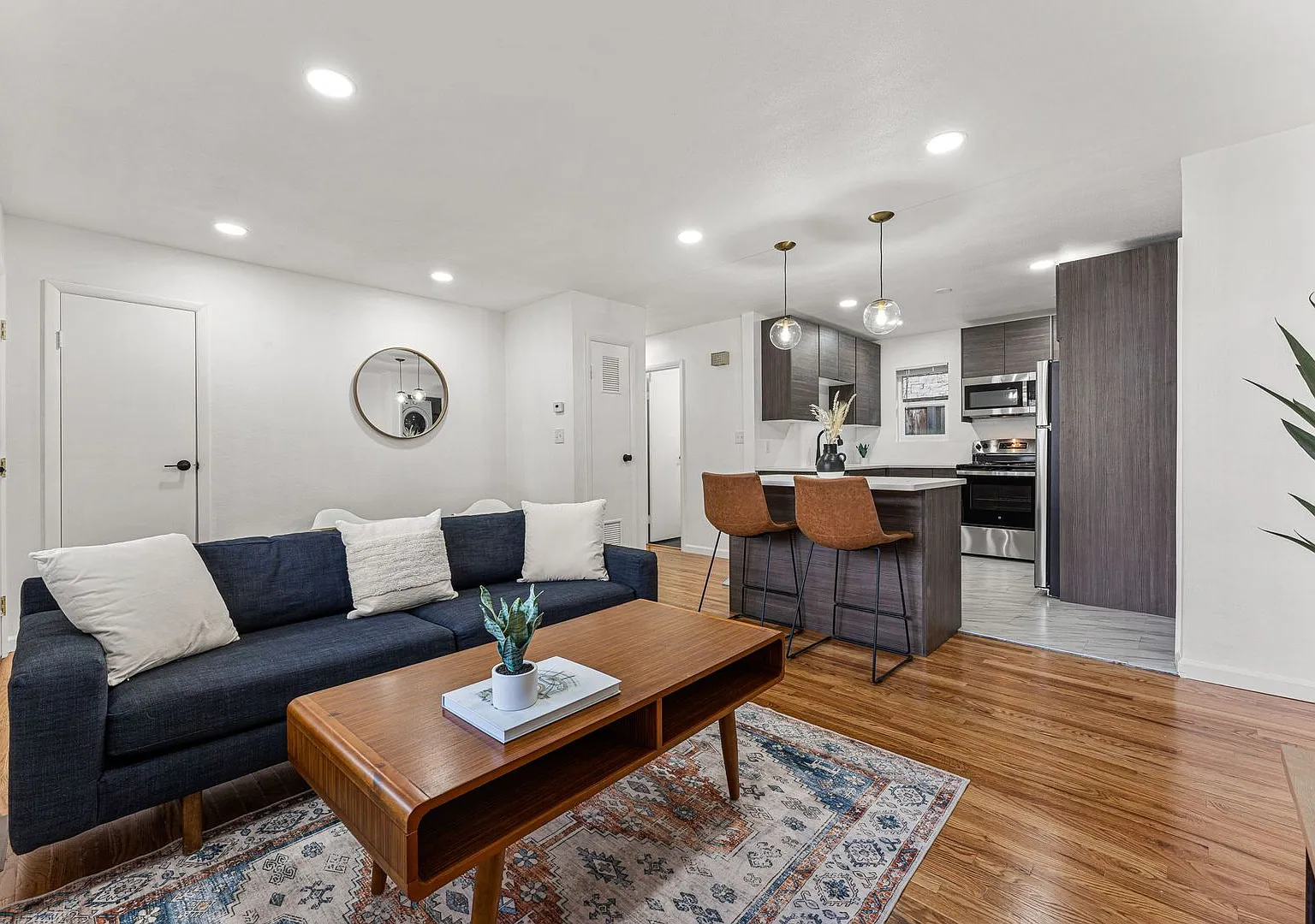 Prelease! Fully Updated 2 Bed 1 Bath Near Cu — Photo 2