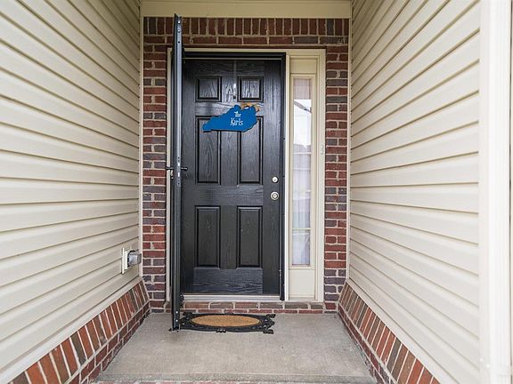 3rd image of 392 Manitoba Ln