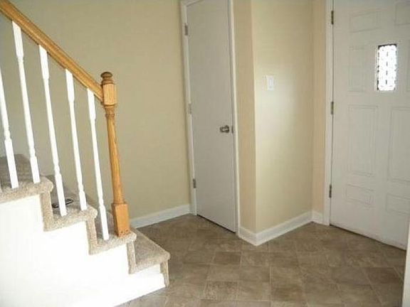 Front entry hall 2