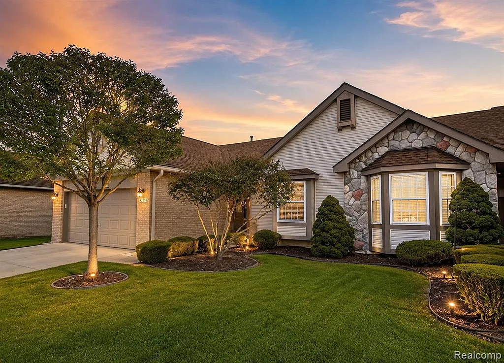 3 bed, 3.0 bath, 2600 sqft, $2,200 — Photo 1