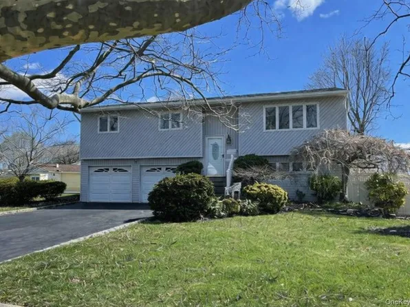 6 Oatley Place, Commack, NY 11725