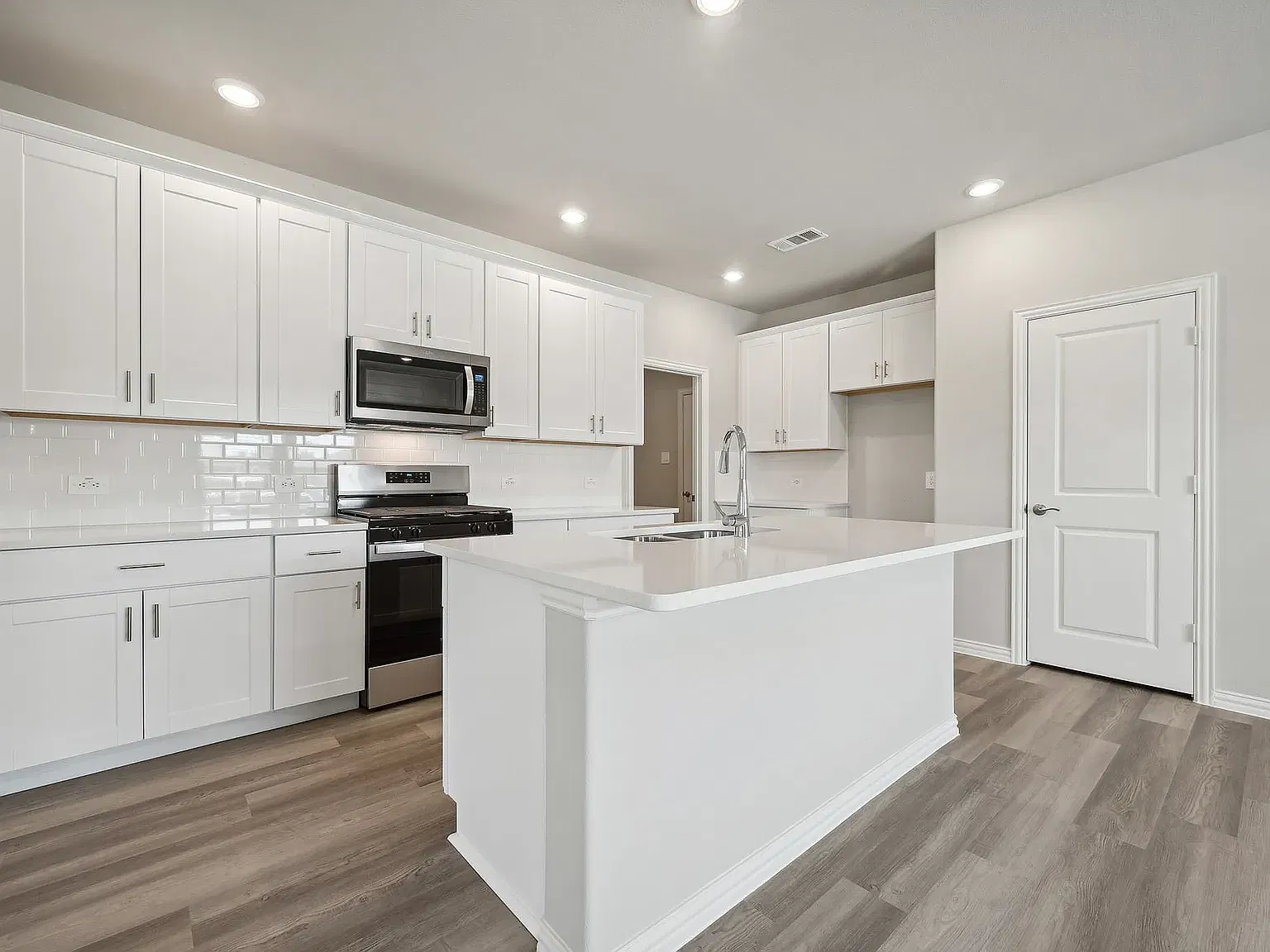 4 bed, 2.5 bath, 2337 sqft, $2,700 — Photo 4