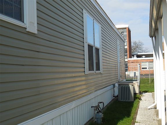 3rd image of 911 Douglas Dr