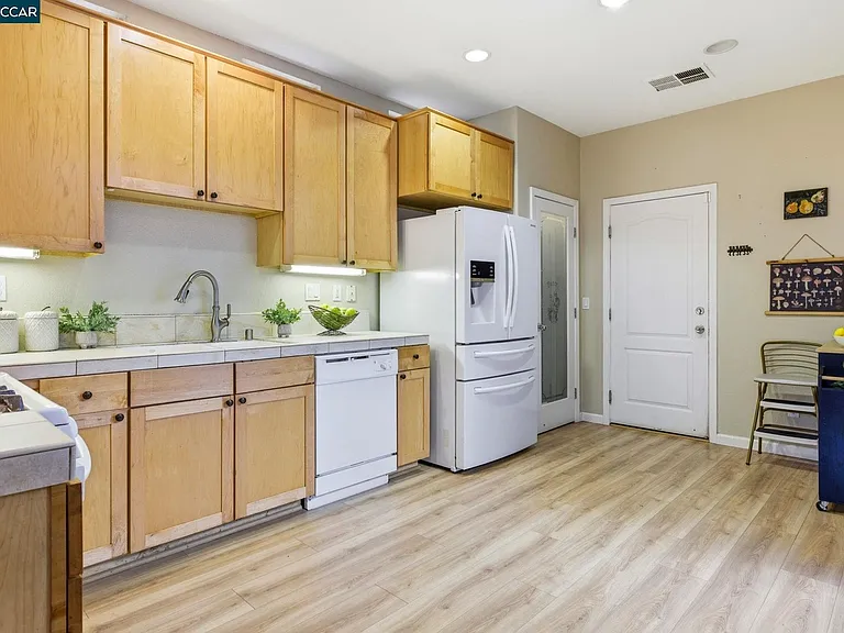 922 Oxford Ln — Photo 4