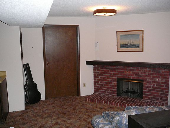 Family room w/fireplace