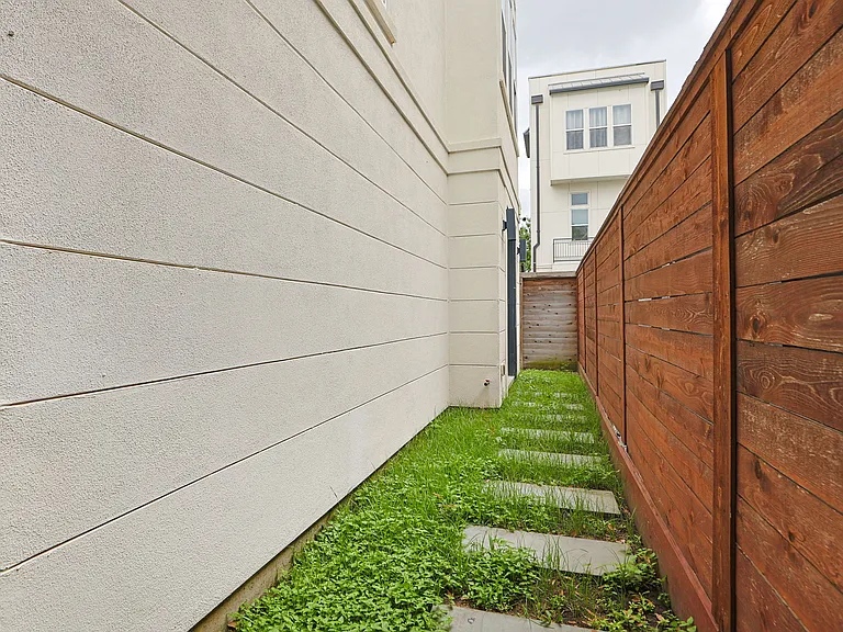 2212 Stuart St — Photo 35