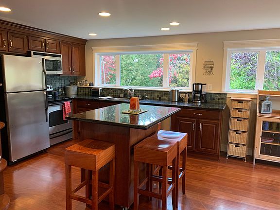 Fully stocked kitchen. Landlord is an accomplished cook, so any gadget you can't find in your kitchen you are welcome to borrow!