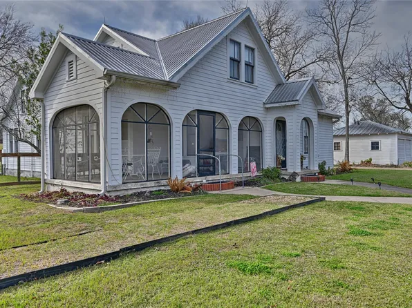 215 N Haupstrasse St, Carmine, TX 78932