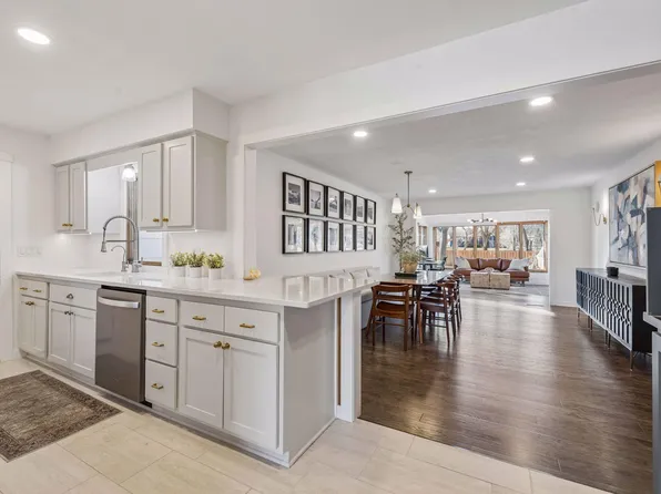 25835 Wild Rose Ln, Shorewood, MN 55331