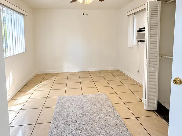 724 W 3rd St, Riviera Beach, FL 33404