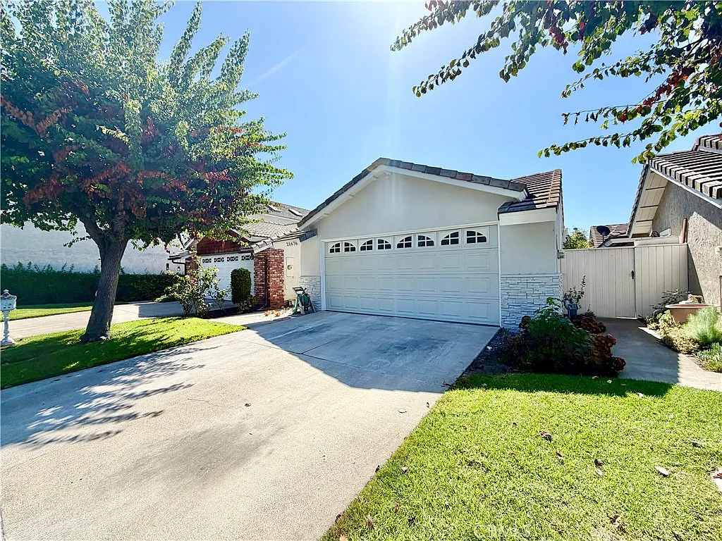 4 bed, 1570 sqft, $5,899 — Photo 2