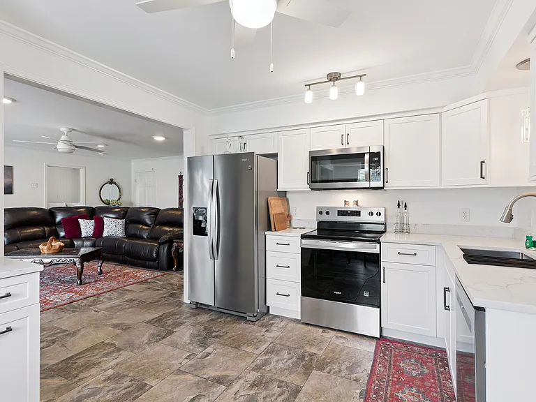 111 Thompson Cv — Photo 3
