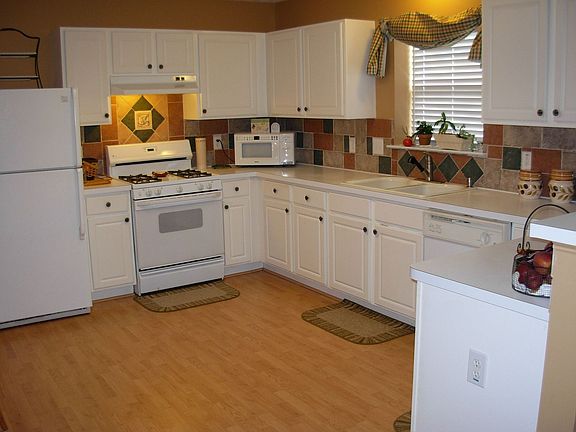 Large kitchen, custom tile backsplash, natural laminate floor