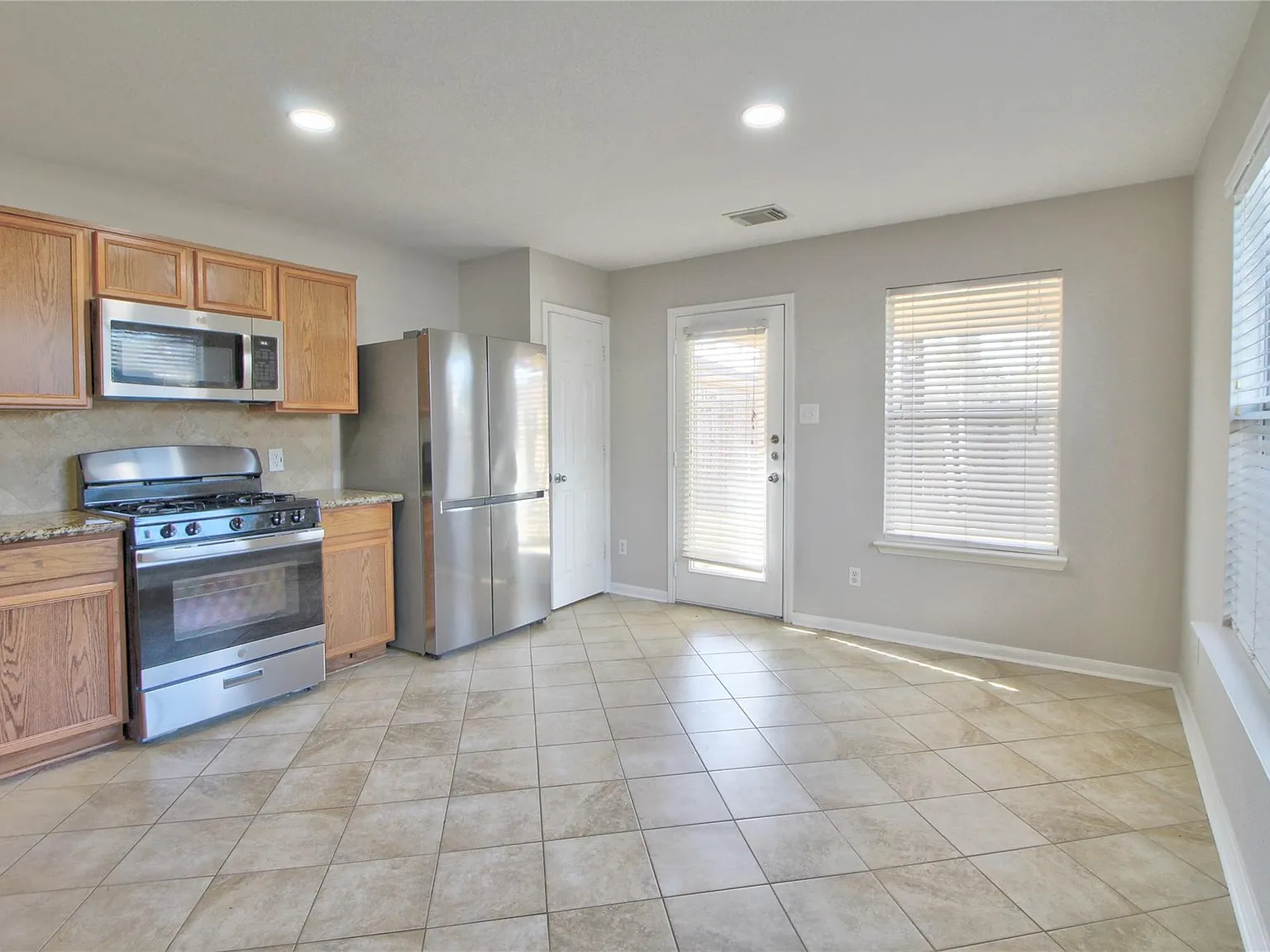 3 bed, 2.0 bath, 1495 sqft, $1,720 — Photo 4